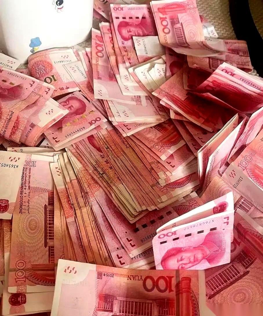 整整25万。就躺在公婆的存折里。但在我和老公被房贷车贷逼得连轴转、连给孩子交