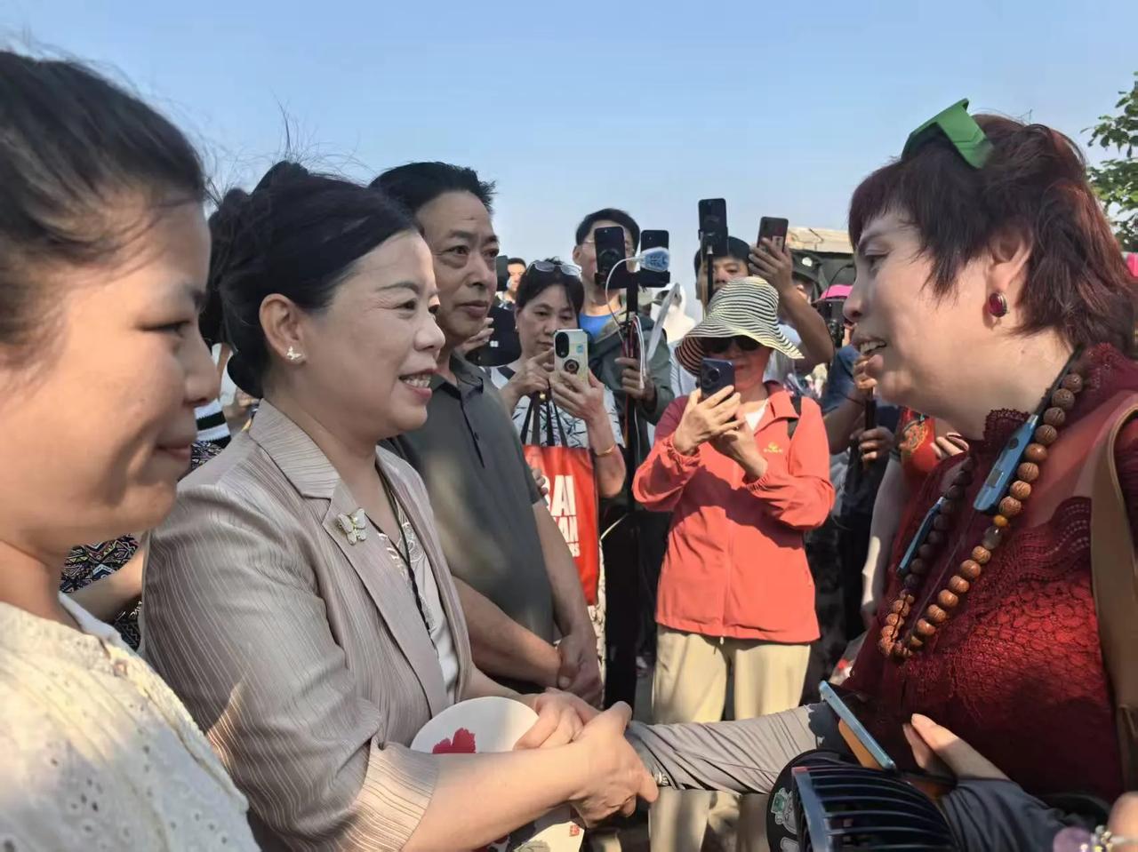 家人们，姗姗来迟了，现在4点多了，给你们爆个大料！对面那对夫妻这回是真的坐不住了