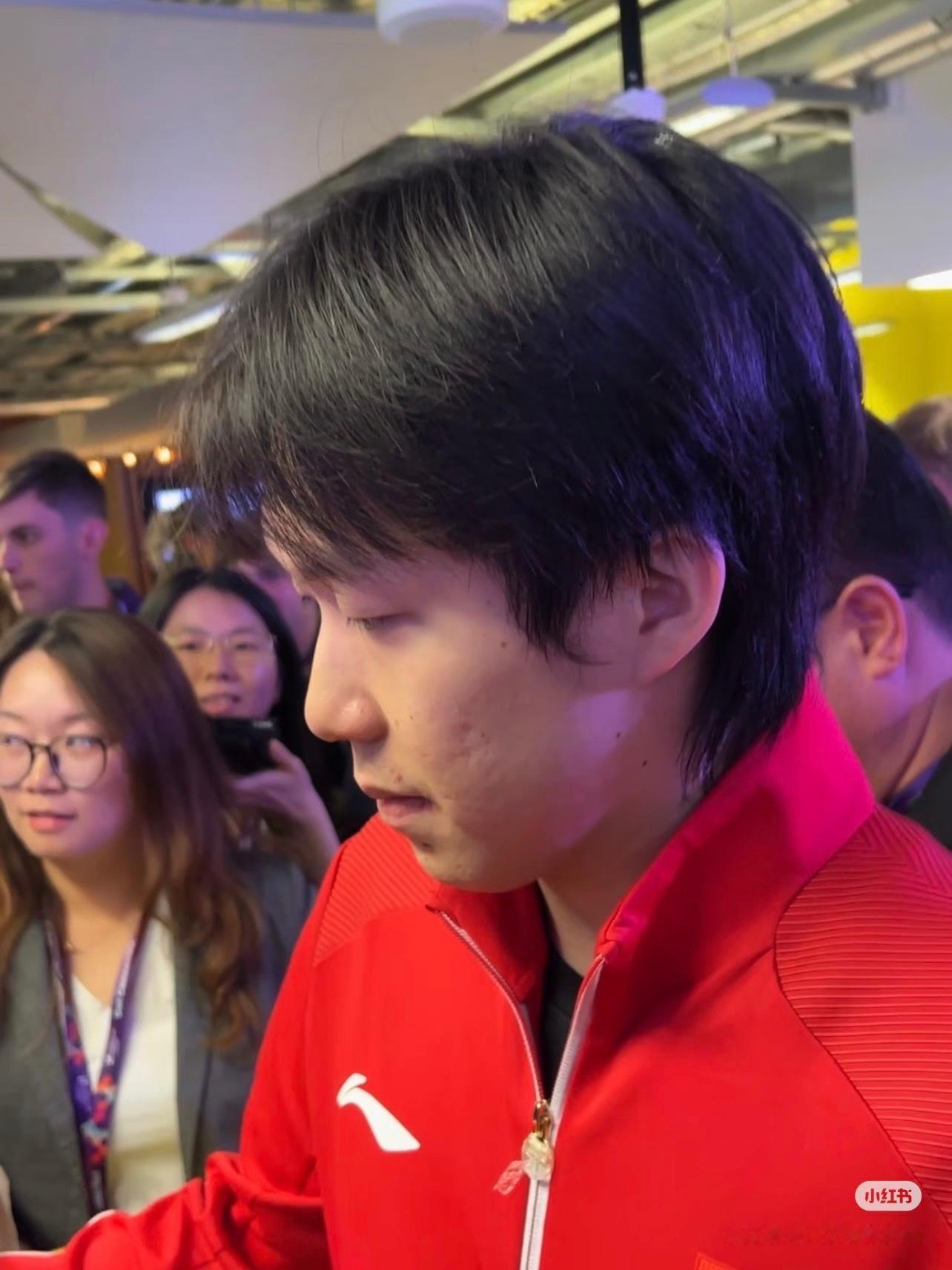 窝家有两只漂亮小猫和小狗