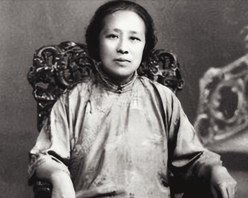 1941年，何香凝在逃离香港途中，被一伙人开枪逼停了船，船长绝望了，何香凝却说，