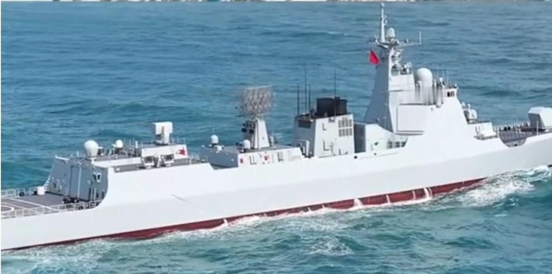 .“中华神盾再进化！052D新版驱逐舰携杀手锏亮相，004核航母疑云引全球瞩目