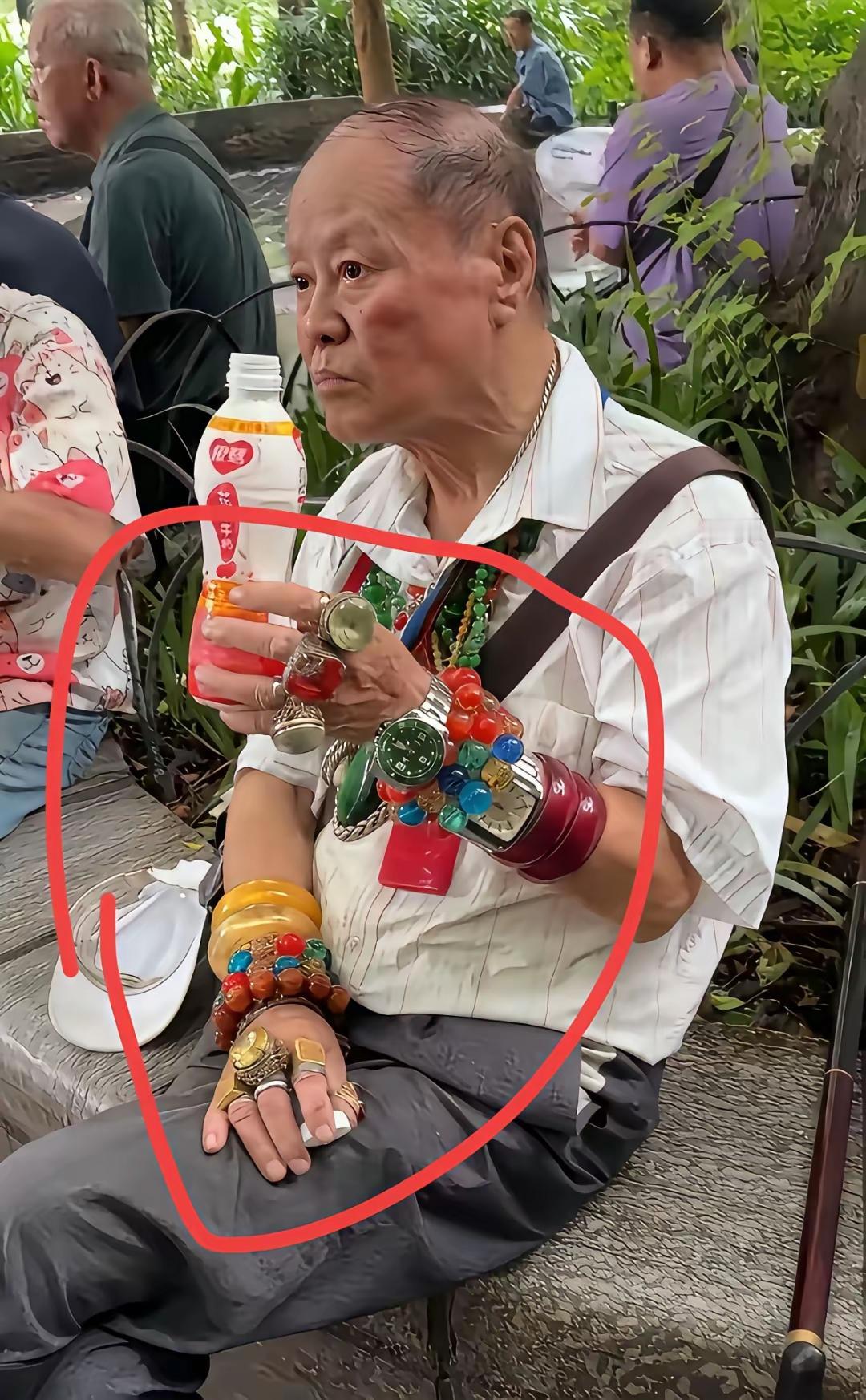 这位大爷在努力验证自己豪门之身！[捂脸哭][捂脸哭][捂脸哭]