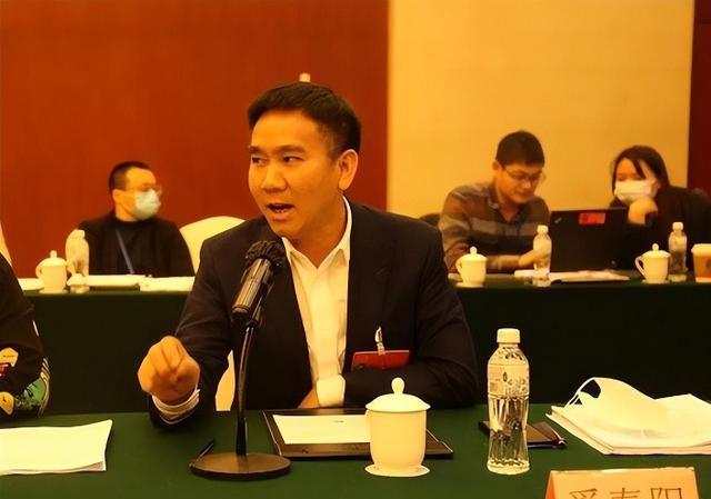 1998年，申通创始人聂腾飞开车冲出高速护栏最终身亡，妻子陈小英随后套现146亿