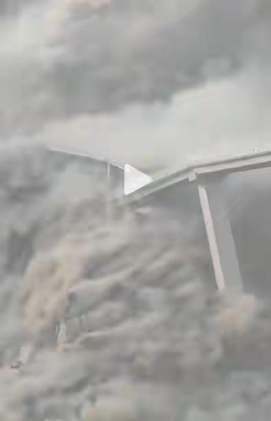 阿坝州交通运输局工作人员对极目新闻记者称，红旗桥处在双江口水电站的库区，11月1