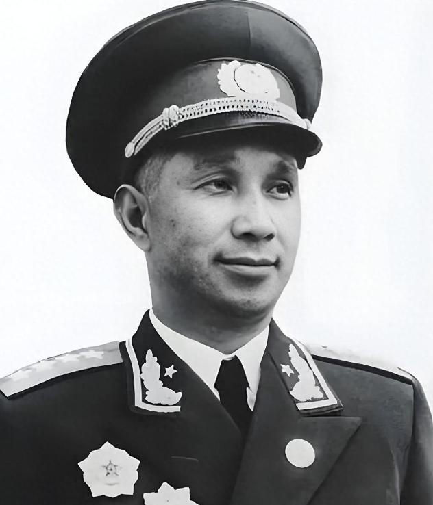 1948年，是最为重要的一年。这一年的5月份，粟裕来到西柏坡向主席汇报工作，没想