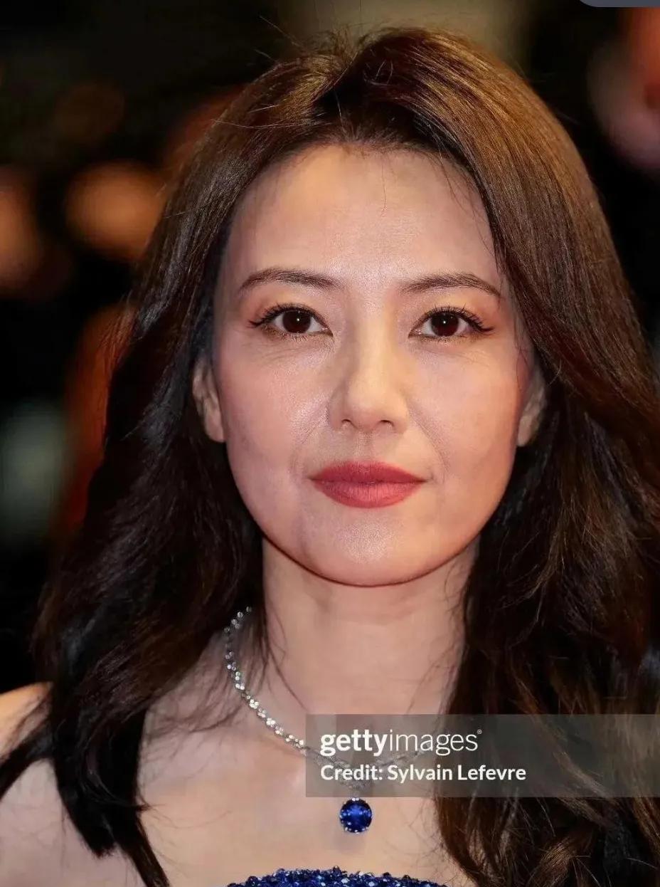 脸松弛了，细纹也多了，45岁的高圆圆，虽难掩老态，但也仍难掩美貌。高园园的美是