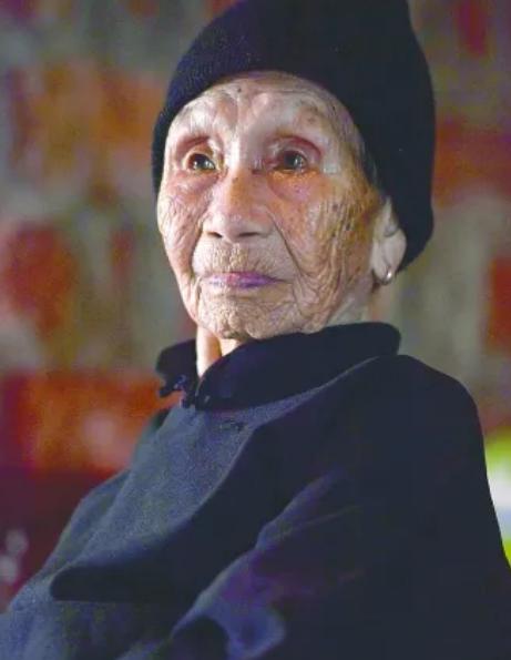 1941年，14岁的黄有良被10多个鬼子扒光衣服乱摸。她拼命反抗，惹得鬼子大怒，