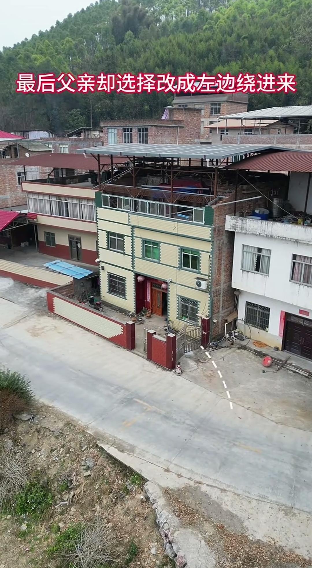 门前便是大马路，为何院大门朝着邻居那边开启？明明家门口紧挨着宽阔的大马路，车子