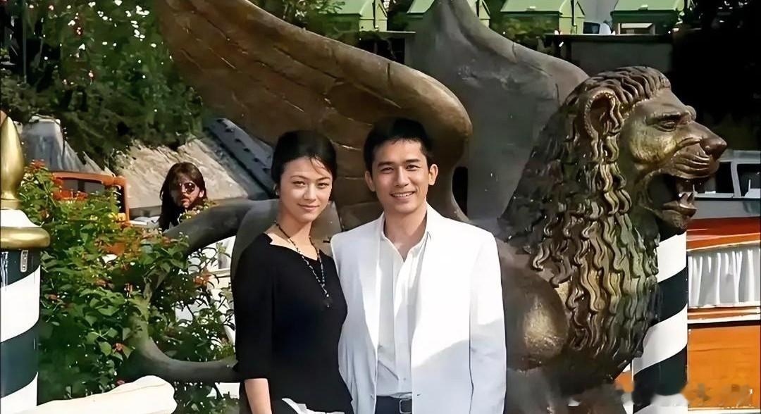 梁朝伟那时候还挺年轻，是男人最好看的时候吧