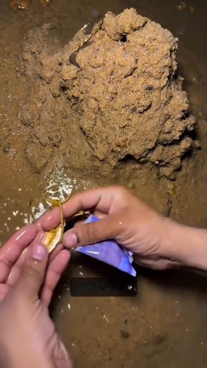 沙滩神秘陶罐。注意看，沙滩上露出一块蓝色物件，凑近一瞧居然是一张纸币。用水冲干