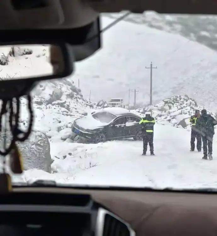在西藏徒步失联的女生被找到，人平安获救女生。找到时，人在牛棚，用牛粪保暖，用聪明