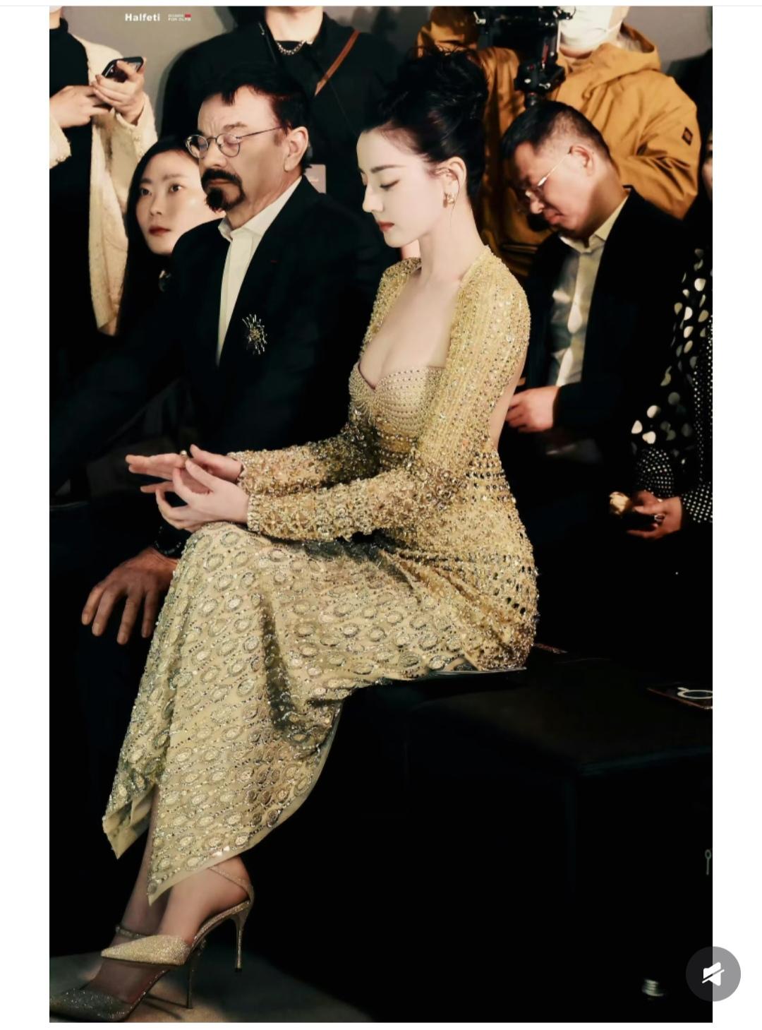 迪丽热巴，这衣服布灵布灵的太闪了。