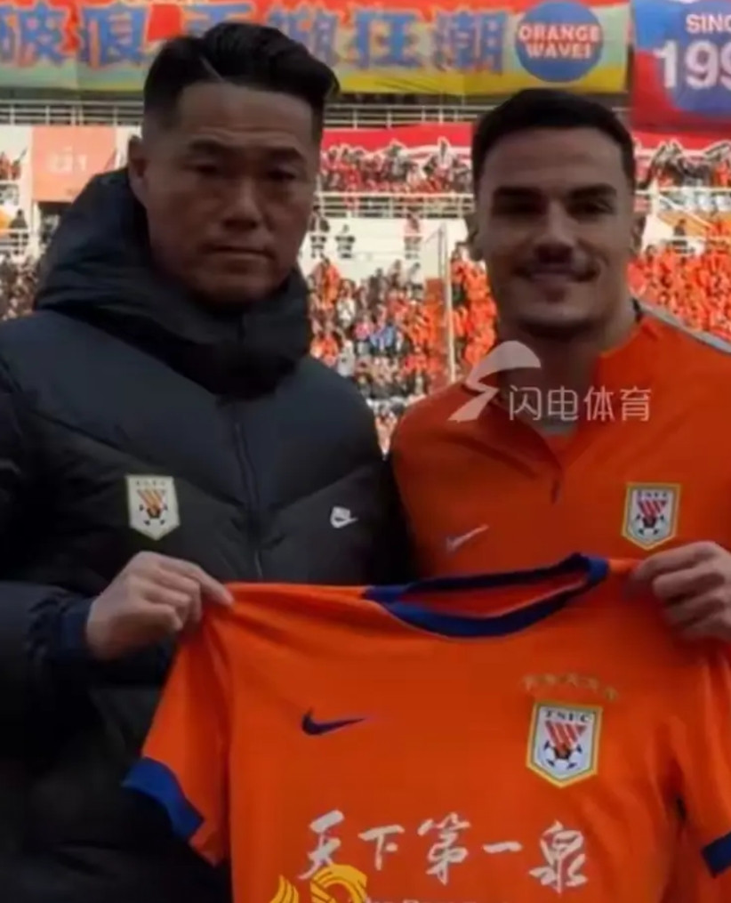 泰山新援阿尔瓦罗中超首轮给了泰山球迷两个“惊”，一好一坏。好的是位置感和意识