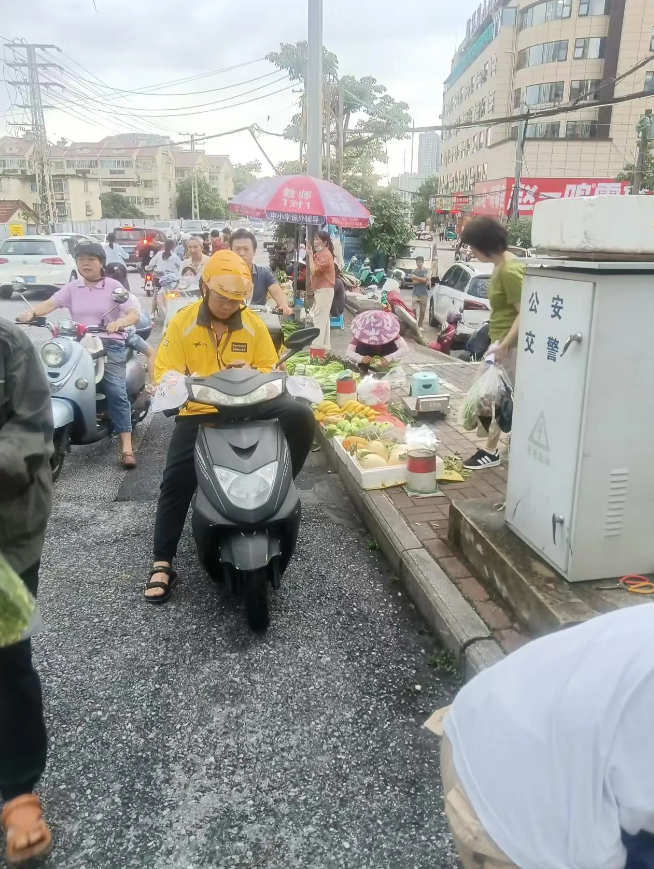 有人说：“中国女性既要带娃，又要工作。这是社会对封建彩礼和我国畸形婚姻的反噬。”