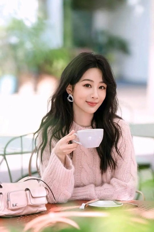 杨紫高精力人实锤不管是高强度拍戏连轴转，还是综艺里全程状态在线，杨紫总能保持饱满