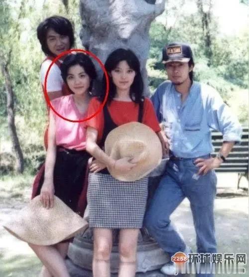 窦唯认识王菲的时候，他们各自都有对象，王菲初恋男友叫栾树，是黑豹乐队的键盘手，窦