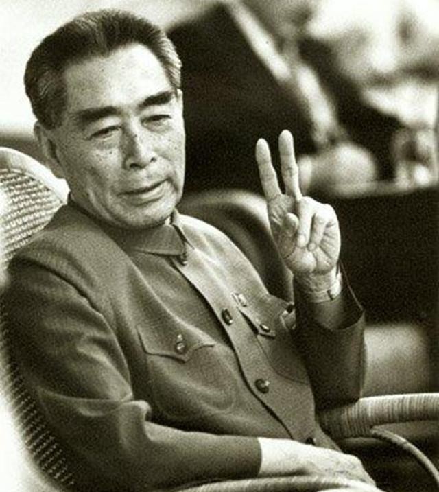 1971年，一个外宾参加国宴时，顺手拿走了国宝九龙杯，工作人员不知如何是好。周总