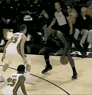 论球技还得是“小皇帝”老詹这一招“声东击西”就是巅峰时期的我也防不住。运球娴