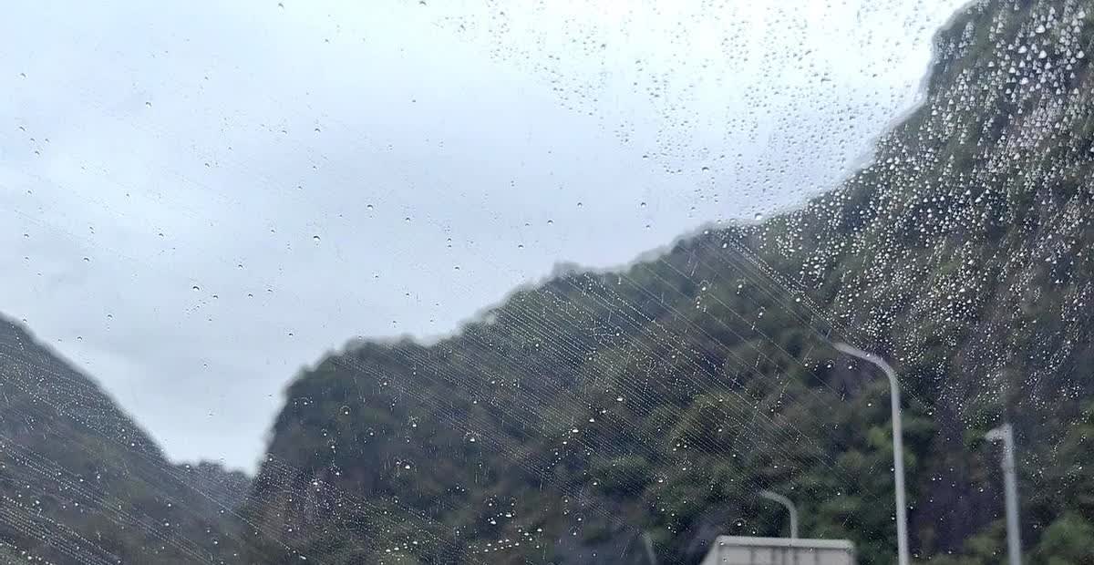 今天与朋友开车去往江西办事，我们三人开了一辆丰田商务车，一路高速上的感受颇多。