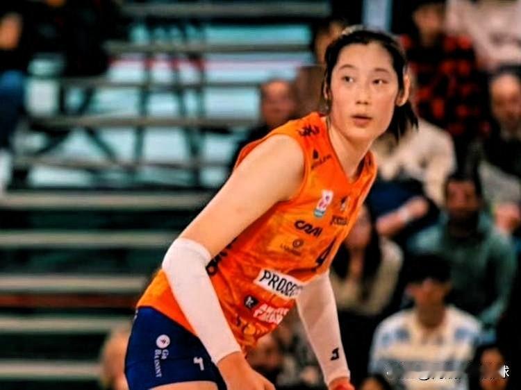 朱婷获得本赛季首冠！斩获13分，助科内3-0击败斯坎迪奇（31-29、26-24