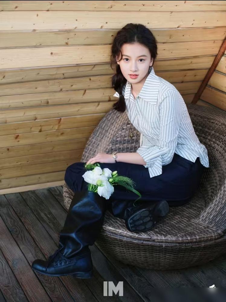 难怪大家都想当明星，七七签约的公司也下血本了，刚出道杂志就拍上了。​这姑娘才