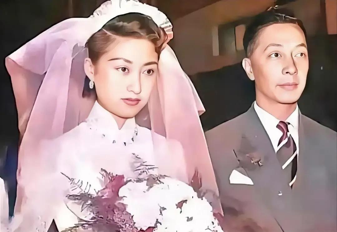 1955年，24岁的京剧名伶张正芬嫁给云南墨江望族子弟庾家麟时，留下的珍贵合影，