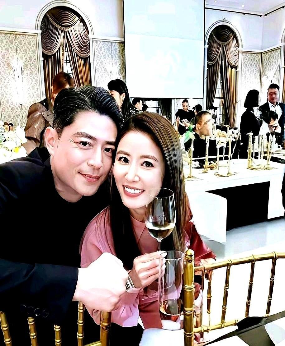 谁看了不酸到抠脚啊！现在网上彻底炸了，有人说这才是婚姻最狠的糖——林心如光着