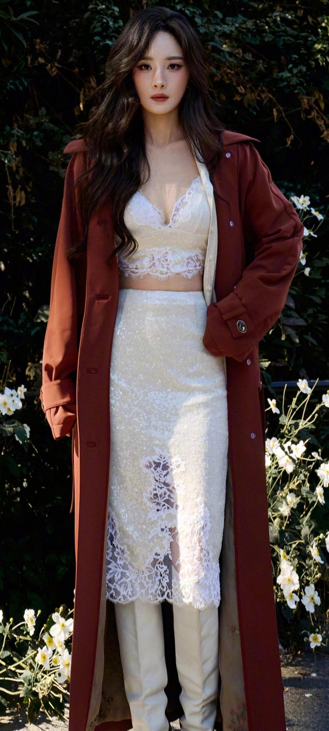 杨幂，优雅红衣与蕾丝白裙的完美结合，尽显时尚魅力！💃👗✨分享你心中的女神女