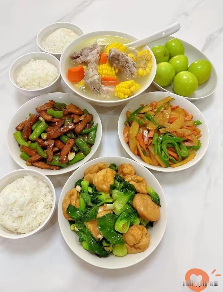 鼓捣了一上午，四道菜摆上桌，老公扫了一眼：