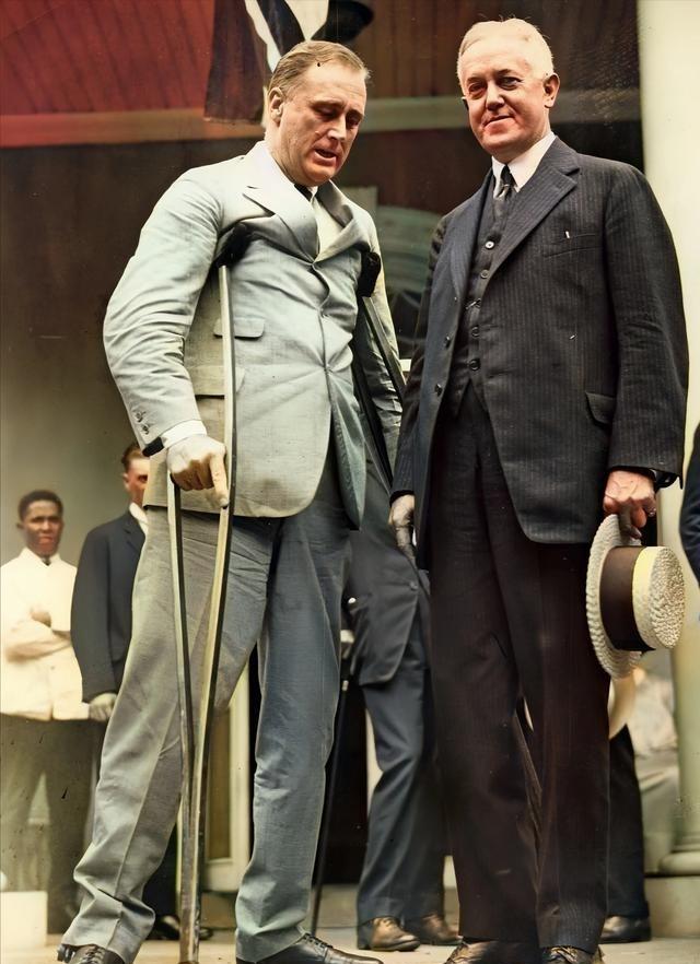 小时候看历史照片时，发现罗斯福总是坐着的，后来才明白他是因为腿脚不便。其实，罗斯