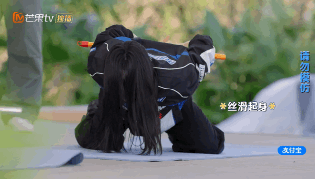 沈月以为蛄蛹者实际孤勇者哇！沈月背着棍子的样子超可爱🥰结果秒赢全场，反差拉