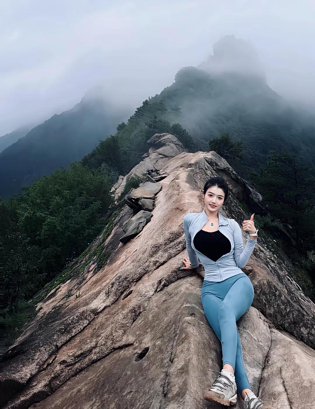 能够顶风冒雨登上山颠，还有出色的表情管理，也算是女汉子。