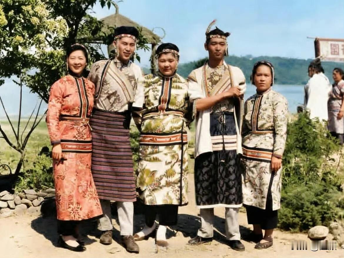 1957年，白崇禧的五子白先勇与挚爱王国祥（右2），一同在日月潭游玩时的合影照片