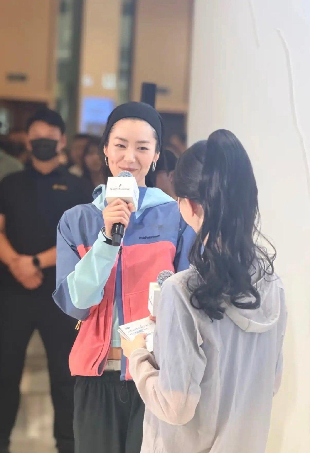 大表姐刘雯武汉线下活动，虽然不算是第一眼的大美女长相，但是本人好亲切，最近他对象井柏然的戏好火呀！刘