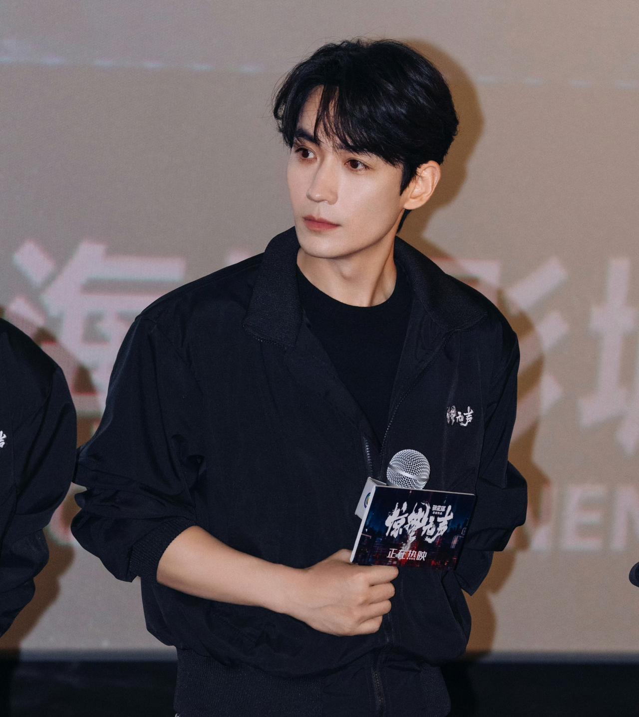 如今的电影市场，朱一龙真的可惜了，明明还是男演员黄金年龄，结果被用成老戏骨来“老