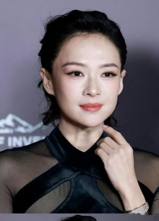 网上又在讨论章子怡的脸了，说这变化太大，连亲妈都不认识了。她本人说，这是为新角色增重了20斤，并不是