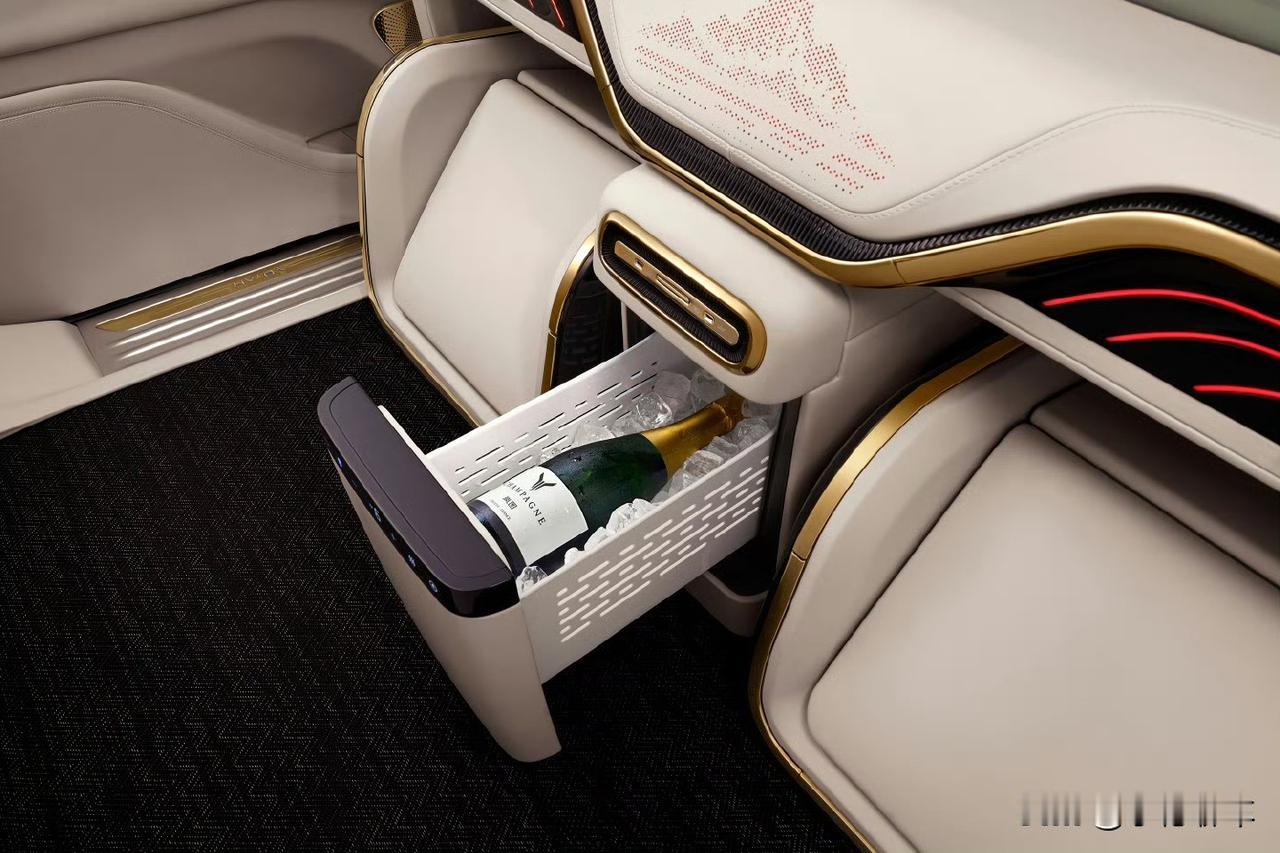 配置拉满，华为乾崑智驾+鸿蒙座舱加持，智能安全又好⽤，超高强度车身防护到位。内饰