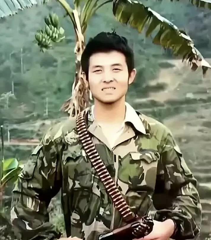 老山一名侦察排长，在执行任务时，身上的迷彩服被越军的子弹打出了七个洞，他本人竟然