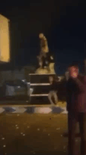 波斯民众推翻了前圣城旅苏莱曼尼的雕像，撕毁波斯的最大旗帜，冲入卫队经营的一家商店