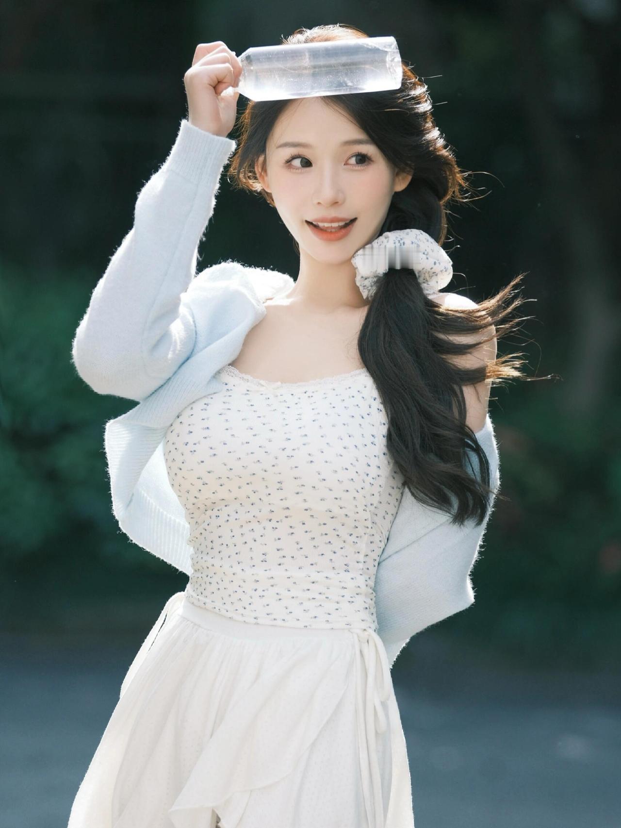 软风轻梳鬓底云，露肩衫子趁春温。半笼烟袖拢天真。素靥偷融花底月，纤腰暗惹柳边痕