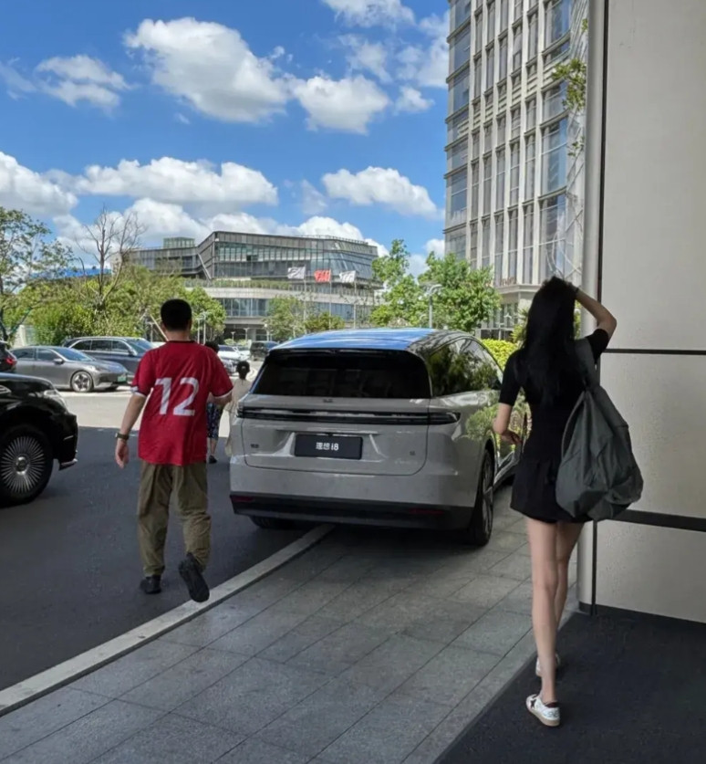 李想开i8现身街头，网友却都在讨论李想老婆的身材！李想开i8现身常州街头。
