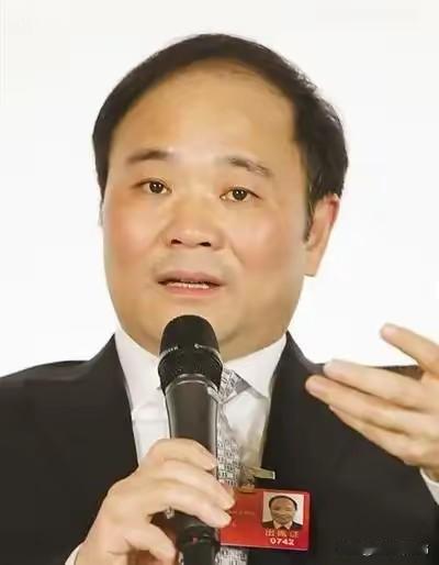 李书福最近在一次直播中忍不住吐槽了。他说现在全国的新造车公司都在吉利挖人。吉利简