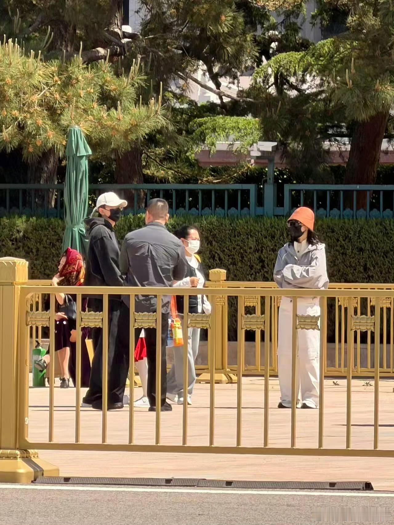 有网友偶遇张杰、谢娜带着家人打卡天安门广场，画面温馨又治愈。张杰刚圆满收官16