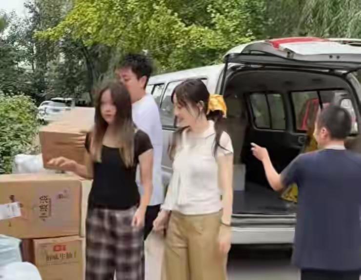 罕见！贾乃亮跟前妻“合体”，脸色尴尬眼神闪躲，网友：世纪和解​​​