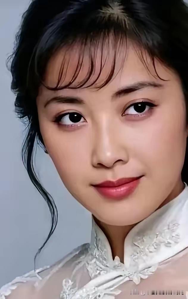 这是最美女儿国国王扮演者的真实样貌，非演员扮演，而是货真价实的珍贵留影，在那个没