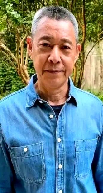 近日，网友分享了自己在北京偶遇张丰毅的合照。照片里69岁的张丰毅留着标志性毛