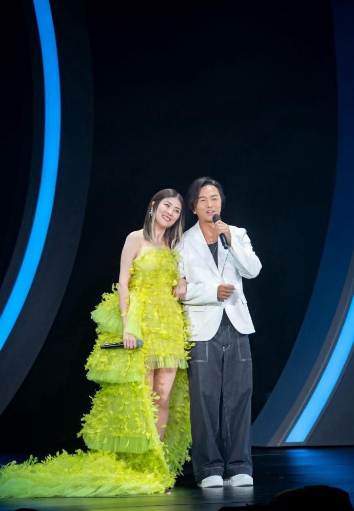 近日陈慧琳在开演唱会的时候邀请了郑伊健，两位站在一起特别的般配，也都显得好年轻。