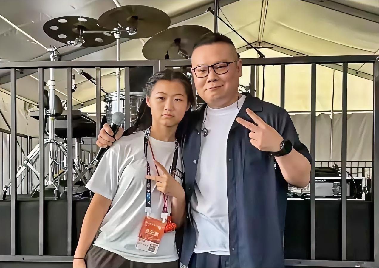 这个一看就是亲闺女！小岳岳带着13岁的女儿外出游玩时的留影。