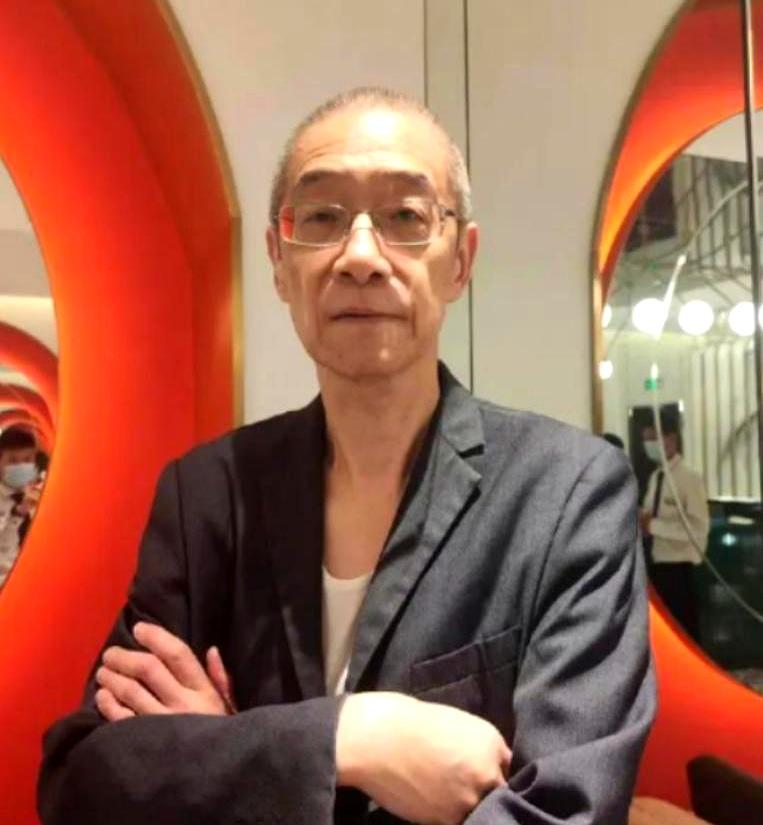 一个月砸进去一万块住酒店，结果亲妈摔进ICU，自己还被全镇酒店联手封杀，这事儿搁