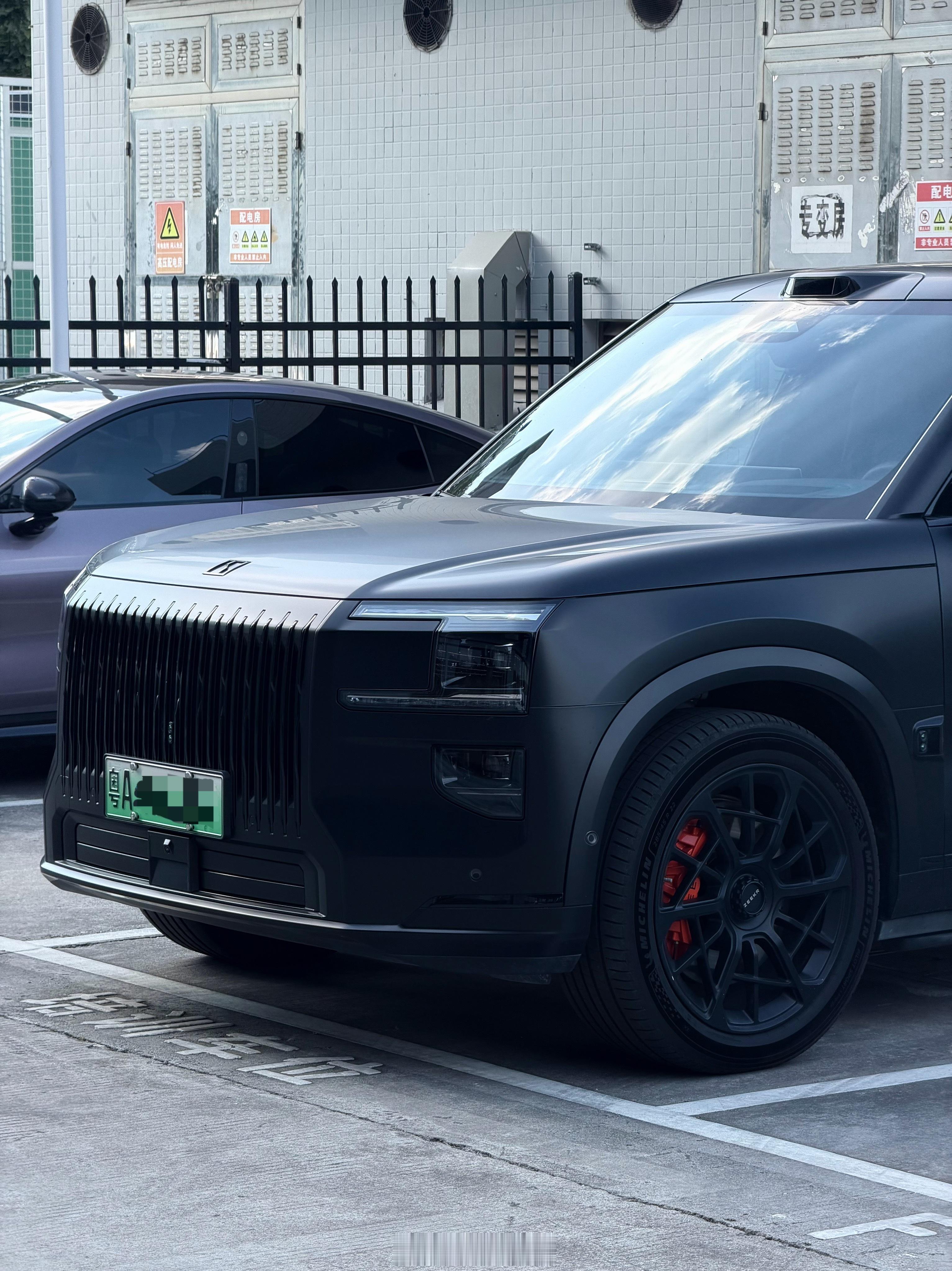 强烈建议极氪9X改款时候来个哑光黑版本，路上已经见过不少9X车友贴哑光黑了。真正